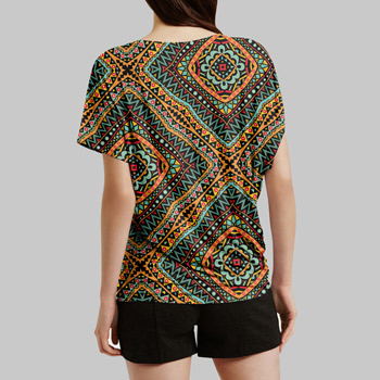 T-Shirt mit afrikanischem Designmuster bedruckt